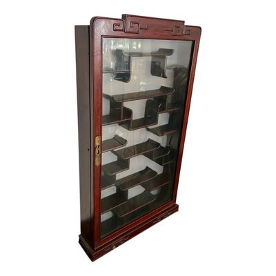 une vitrine en verre contenant de nombreux objets