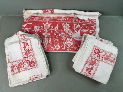 plusieurs serviettes rouges et blanches et un sac posés sur une table