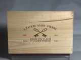 une boîte en bois portant une étiquette