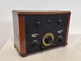 une radio à l'ancienne posée sur une table blanche