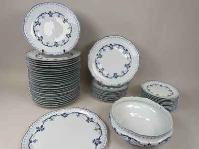 beaucoup d'assiettes et de bols posés sur une table