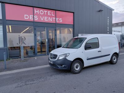 une camionnette blanche garée devant un bâtiment