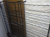 un casier de bouteilles de vin posé sur une étagère dans un coin de la pièce