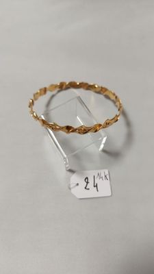 gros plan d'une bague en or sur une surface blanche