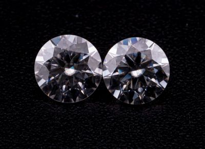 deux diamants taille ronde sur un fond noir