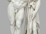 une statue en marbre blanc représentant un homme et une femme