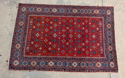 un tapis rouge orné d'un motif bleu et blanc