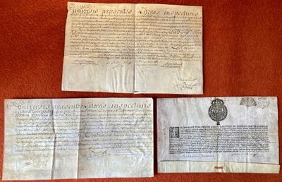deux vieux papiers posés sur une table recouverte d'une nappe rouge
