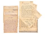 une pile de vieilles lettres et de vieux papiers empilés les uns sur les autres
