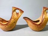 deux vases bruns posés l'un à côté de l'autre sur une table