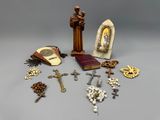 beaucoup d'objets religieux sur la table