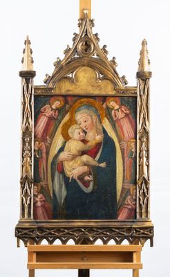 une image représentant un tableau de la Vierge à l'Enfant posé sur un socle