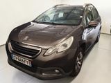 La voiture marron est garée dans le showroom, dans le showroom.