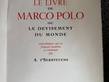 un livre ouvert posé sur une table à côté d'une tasse de café