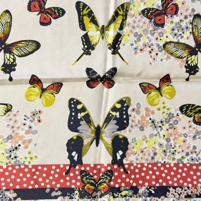 des papillons et des pois sur fond blanc, avec une bordure rouge et jaune