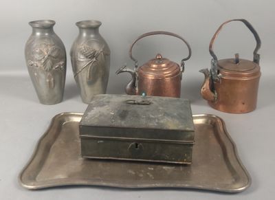 un plateau en argent sur lequel se trouvent une théière, une bouilloire et des tasses à thé