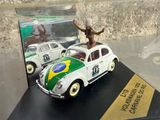 une petite voiture miniature avec un homme assis dessus