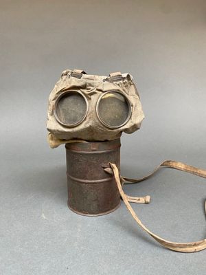 un vieux bidon d'essence sur lequel sont posées une paire de lunettes de protection