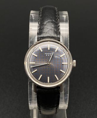 gros plan d'une montre sur une surface noire