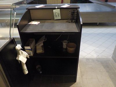 une étagère noire sur laquelle sont posés tout un tas de papiers