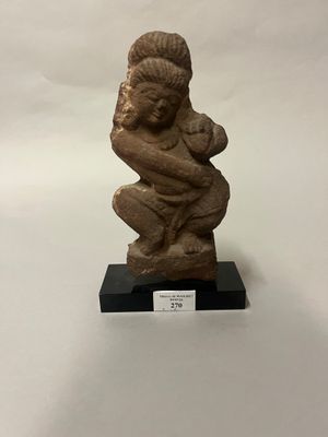 l'image d'une statue représentant une femme tenant un bébé dans ses bras