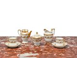 un service à thé en porcelaine composé de trois pièces, posé sur une table en marbre