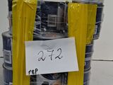 une pile de pots de peinture sur laquelle est posée une pancarte