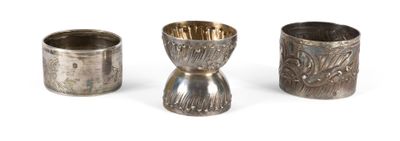 trois vases en argent posés l'un à côté de l'autre sur une surface blanche