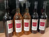 six bouteilles de vin sont alignées sur un comptoir