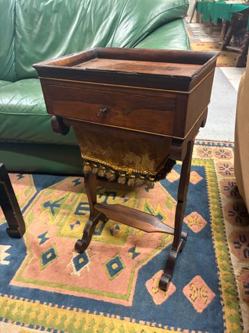 Petite travailleuse piètement console à double volutes, ouvrant à...