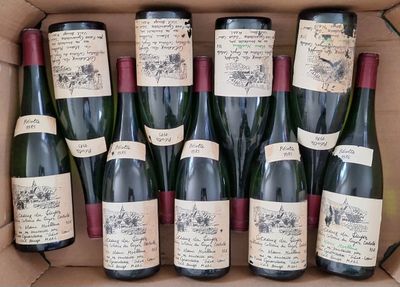 des bouteilles de vin dans un carton, avec des étiquettes dessus