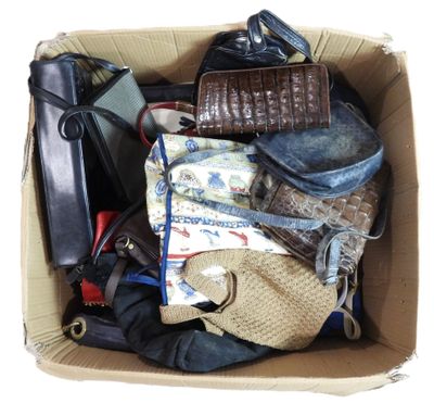 une boîte en carton remplie de nombreux modèles de sacs à main