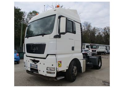 une photo d'un camion blanc garé dans un parking