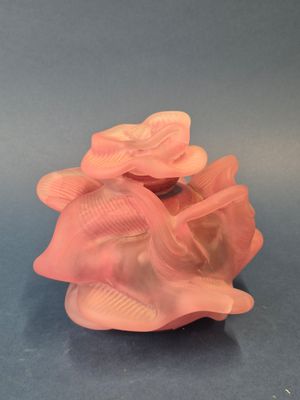 un gros plan d'un objet en plastique rose posé sur une surface bleue