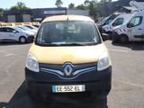 une camionnette jaune et noire garée sur un parking