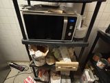 un micro-ondes posé sur une étagère dans une cuisine