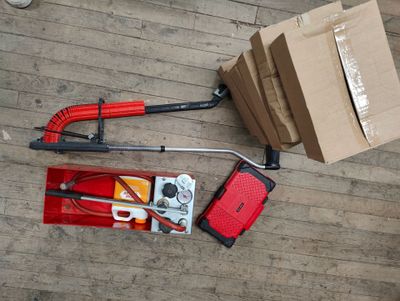 une boîte à outils posée par terre à côté d'une paire de ciseaux et d'une paire de pinces