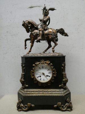 Grande pendule en bronze patiné et marbre noir, surmontée d'…