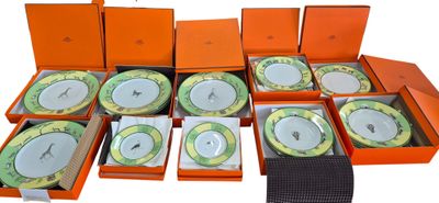 plusieurs boîtes contenant différents types d'horloges, posées sur une surface blanche