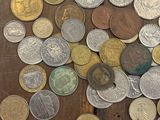 beaucoup de pièces de monnaie sur une table en bois