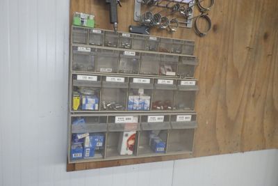 un mur sur lequel sont accrochés tout un tas d'outils
