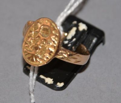 une bague en or ornée d'un motif en noir et blanc