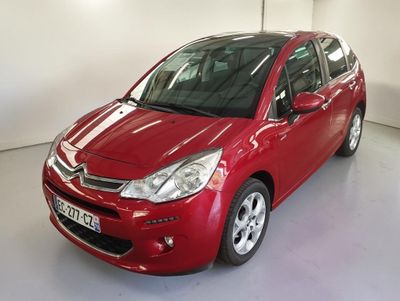 La Citroën rouge est garée dans une pièce blanche