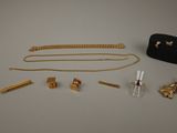 un assortiment de bijoux en or comprenant un collier, un bracelet, une bague et un sac à main