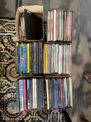 beaucoup de CD empilés les uns sur les autres par terre