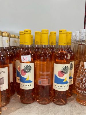 plusieurs bouteilles de vin sont alignées sur un comptoir