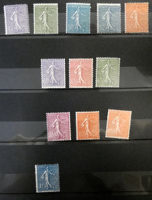 la photo d'une vitrine contenant des timbres