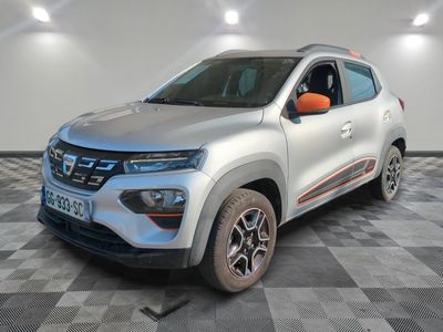 un SUV argenté garé dans une pièce au sol en damier
