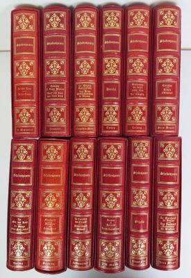 six livres rouges sont empilés les uns sur les autres sur une table