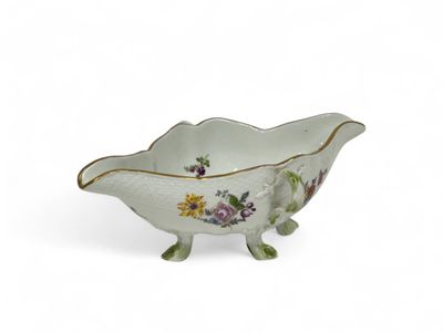 Saucière à double bec en porcelaine de forme chantournée, qu…